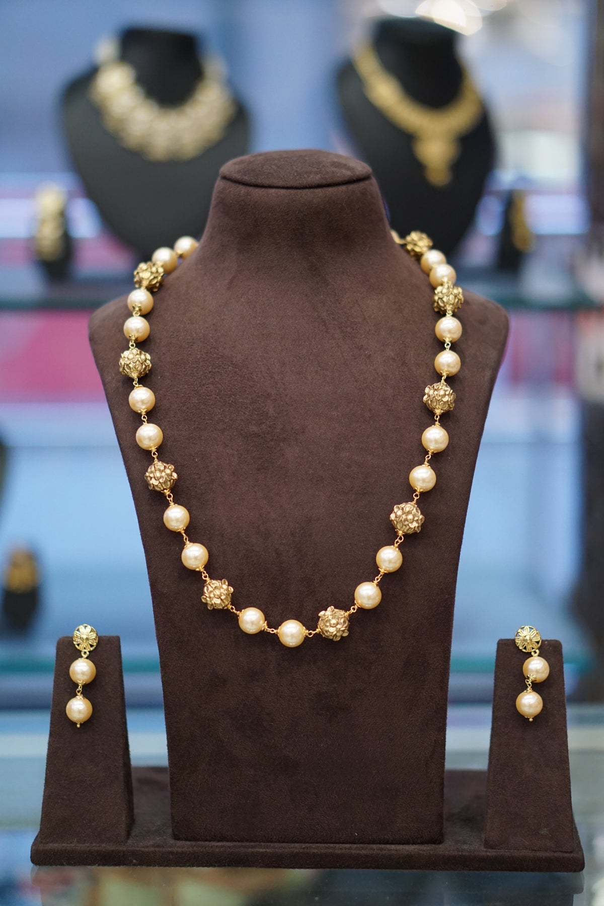 Necklace Set - pearl and golden color Search code 5304