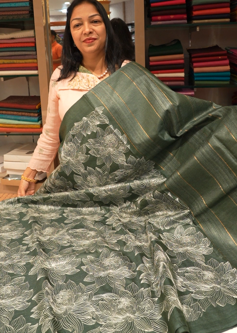 Tussar  Saree  green  colour  Search code 3216