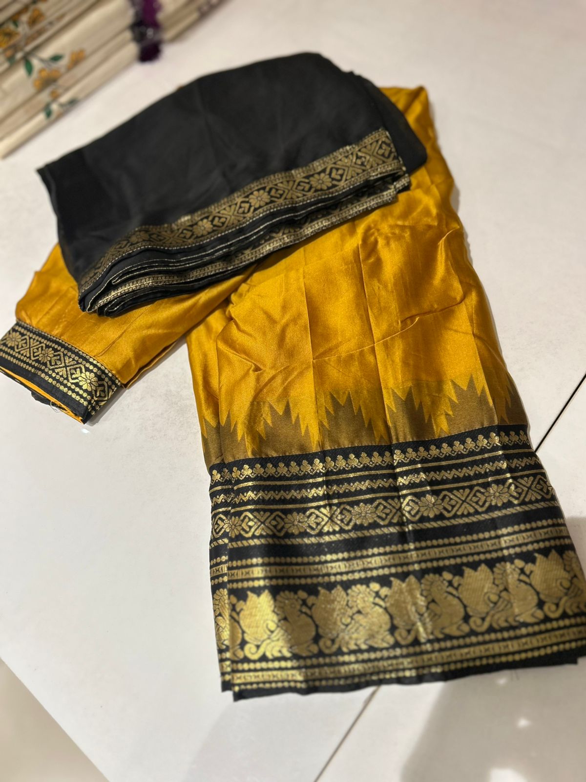 Davani-Mango yellow  to Black Search code 3112